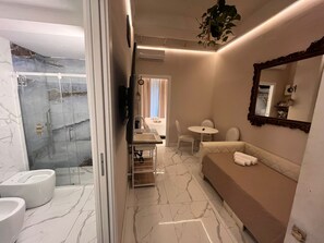 Luxury Suite | Bathroom | Shower, rainfall showerhead, free toiletries, hair dryer