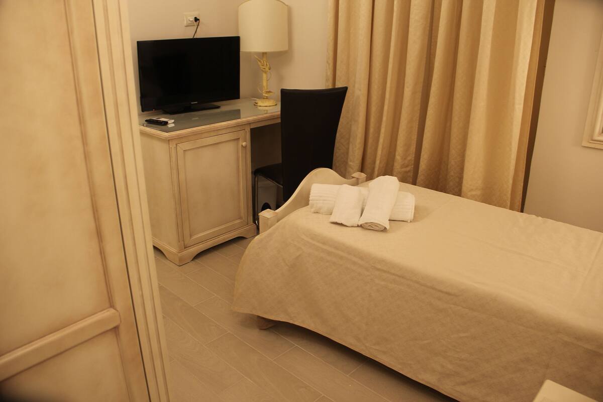 1 bedroom, Frette Italian sheets, premium bedding, down comforters