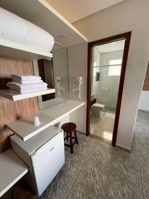 Shower, hair dryer, towels - Hotel Araguaia (Praia Grande)