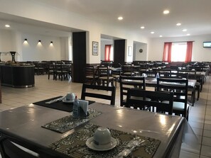 Café da manhã com buffet grátis todos os dias