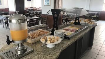 Café da manhã com buffet grátis todos os dias