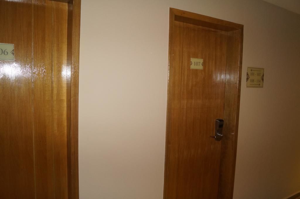 Zwei Holztüren mit den Raumnummern 106 und 107.
