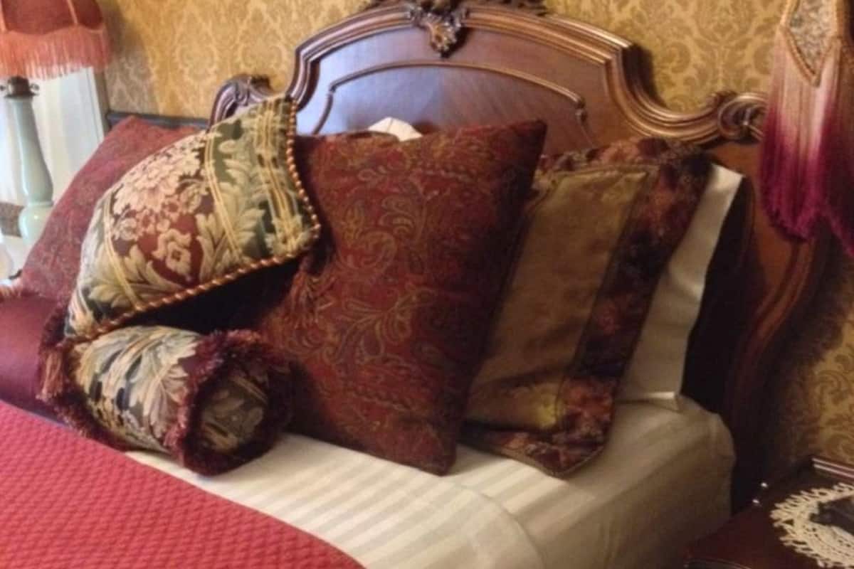 Renaissance Room (Shared Bathroom) | 1 bedroom, Egyptian cotton sheets, premium bedding, down comforters
