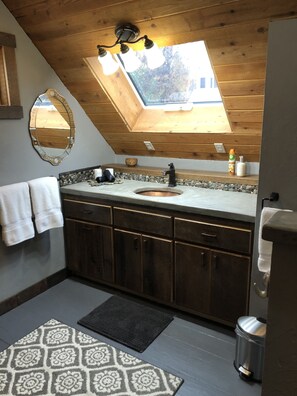 Habitación | Baño | Artículos de higiene personal de diseño, secador de pelo y toallas