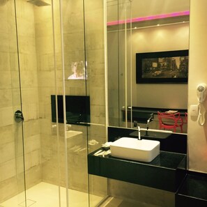 Suite estándar | Baño | Regadera, amenidades de baño gratuitas, secadora de cabello, pantuflas 