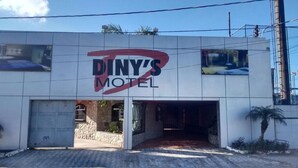 Un edificio con un cartel que dice "DINY'S MOTEL".