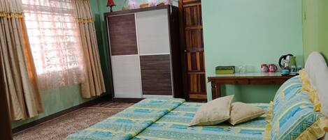 Habitación Confort, 1 cama de matrimonio | Escritorio, cortinas opacas, sistema de insonorización