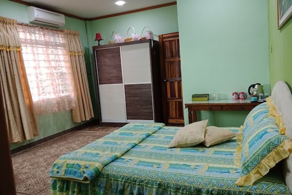 Comfort Room, 1 Queen Bed | Desk, blackout curtains, soundproofing, iron/ironing board