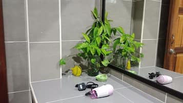 Shower, perlengkapan mandi gratis, pengering rambut, dan sandal
