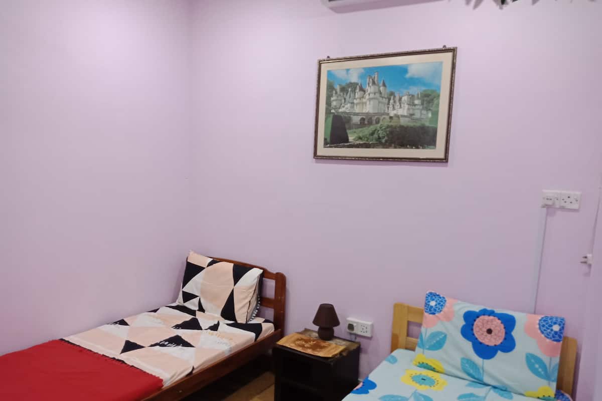 Comfort Room, 2 Single Beds, Non Smoking (Jaze 2) | Desk, blackout curtains, soundproofing, iron/ironing board