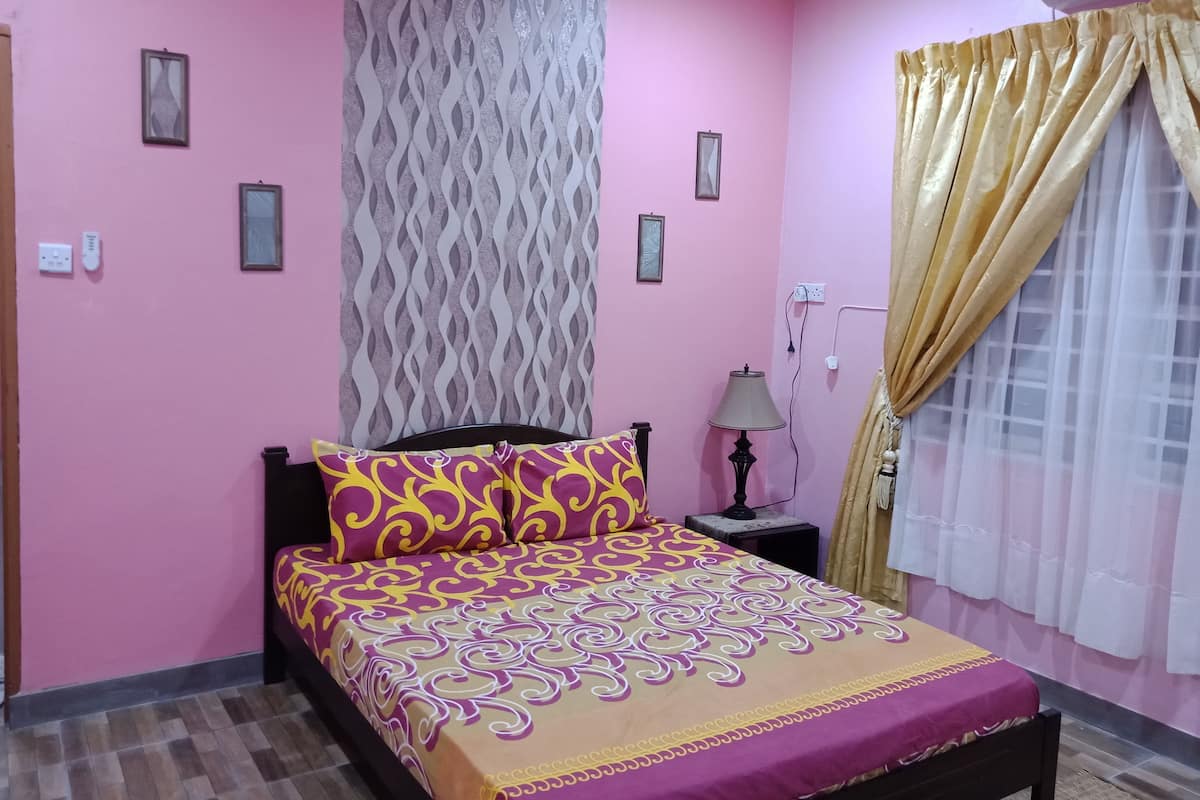 Comfort Room, 1 Queen Bed (Jaze 3) | Desk, blackout curtains, soundproofing, iron/ironing board