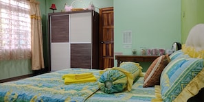 Habitación Confort, 1 cama de matrimonio | Escritorio, cortinas opacas, sistema de insonorización