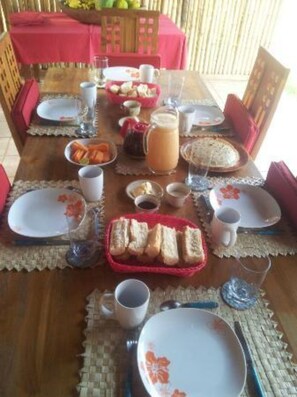 Free daily continental breakfast - Pension La Perruche Rouge (Rimatara Island)