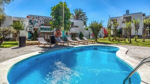 A swimming pool with lounge chairs and a lifebuoy. - qema Arequipa (Arequipa)