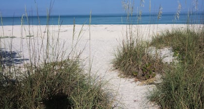 Maravillosamente sereno Palm Cottage en la ciudad y 2 cuadras de la playa
