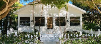 Blissfully Serene Palm Cottage In Town and 2 Blocks from Beach