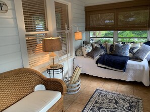 3 bedrooms, iron/ironing board, WiFi, bed sheets - Blissfully Serene Palm Cottage In Town and 2 Blocks from Beach (Boca Grande)