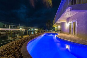 حمّام سباحة مُدفَّأ