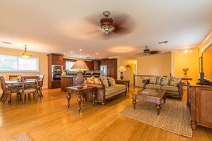 Smart TV, books, stereo, printers - Salty Anglers: Waterfront Heated Pool, Dock & Walk to Sombrero Beach in Marathon (Marathon)