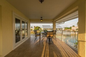 Outdoor dining - Salty Anglers: Waterfront Heated Pool, Dock & Walk to Sombrero Beach in Marathon (Marathon)