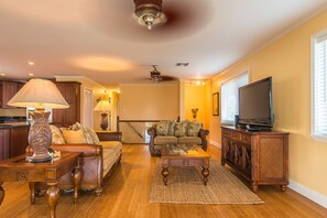 Smart TV, books, stereo, printers - Salty Anglers: Waterfront Heated Pool, Dock & Walk to Sombrero Beach in Marathon (Marathon)