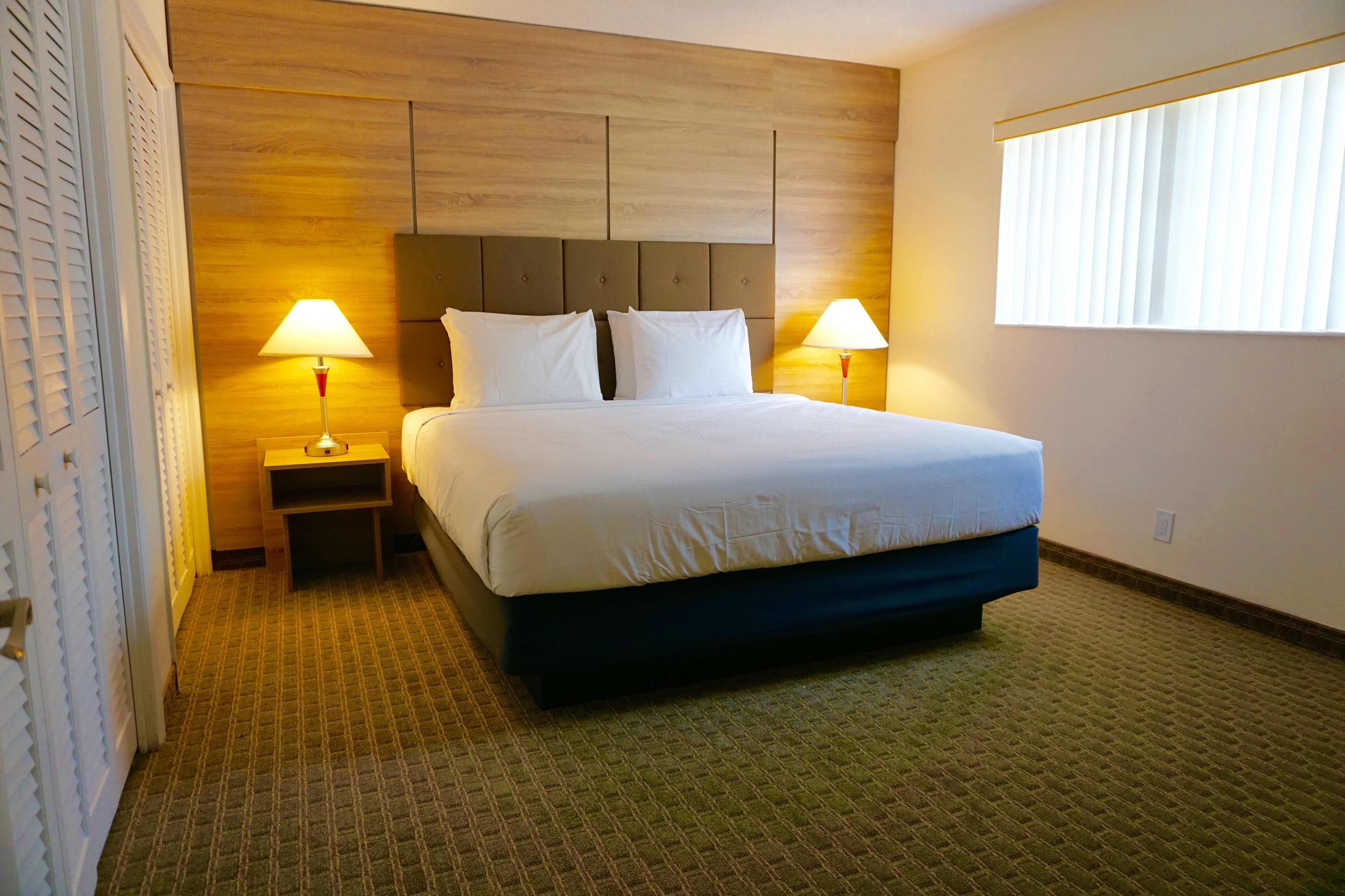 New Club Lux Resort 2 BR for 6 By The Beach with Pool, Cabanas, & BBQ Area