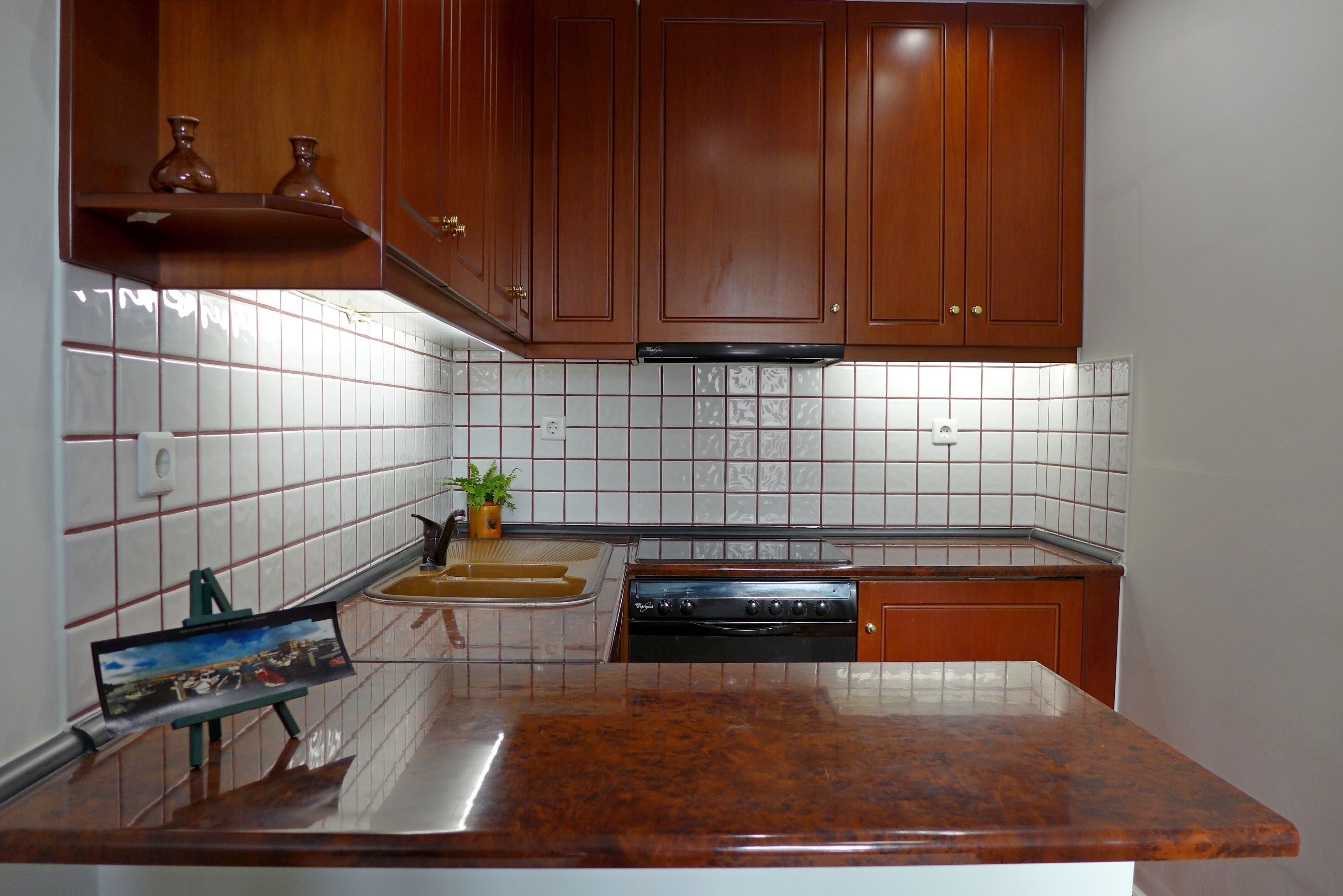 Cafetière-théière, vaisselle et ustensiles