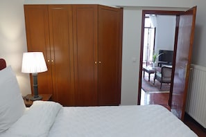 1 chambre, fer et planche à repasser, accès Internet, draps fournis