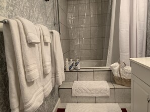 Combined shower/bathtub, jetted bath, hair dryer, towels - Lake of the Ozarks Lake Front, 3 mi to Truman Lake, Three Bedrm Lake Home. (Warsaw)