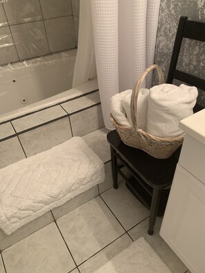 Combined shower/bathtub, jetted bath, hair dryer, towels - Lake of the Ozarks Lake Front, Cove on the Osage Arm, Three Bed Lake Home. (Warsaw)