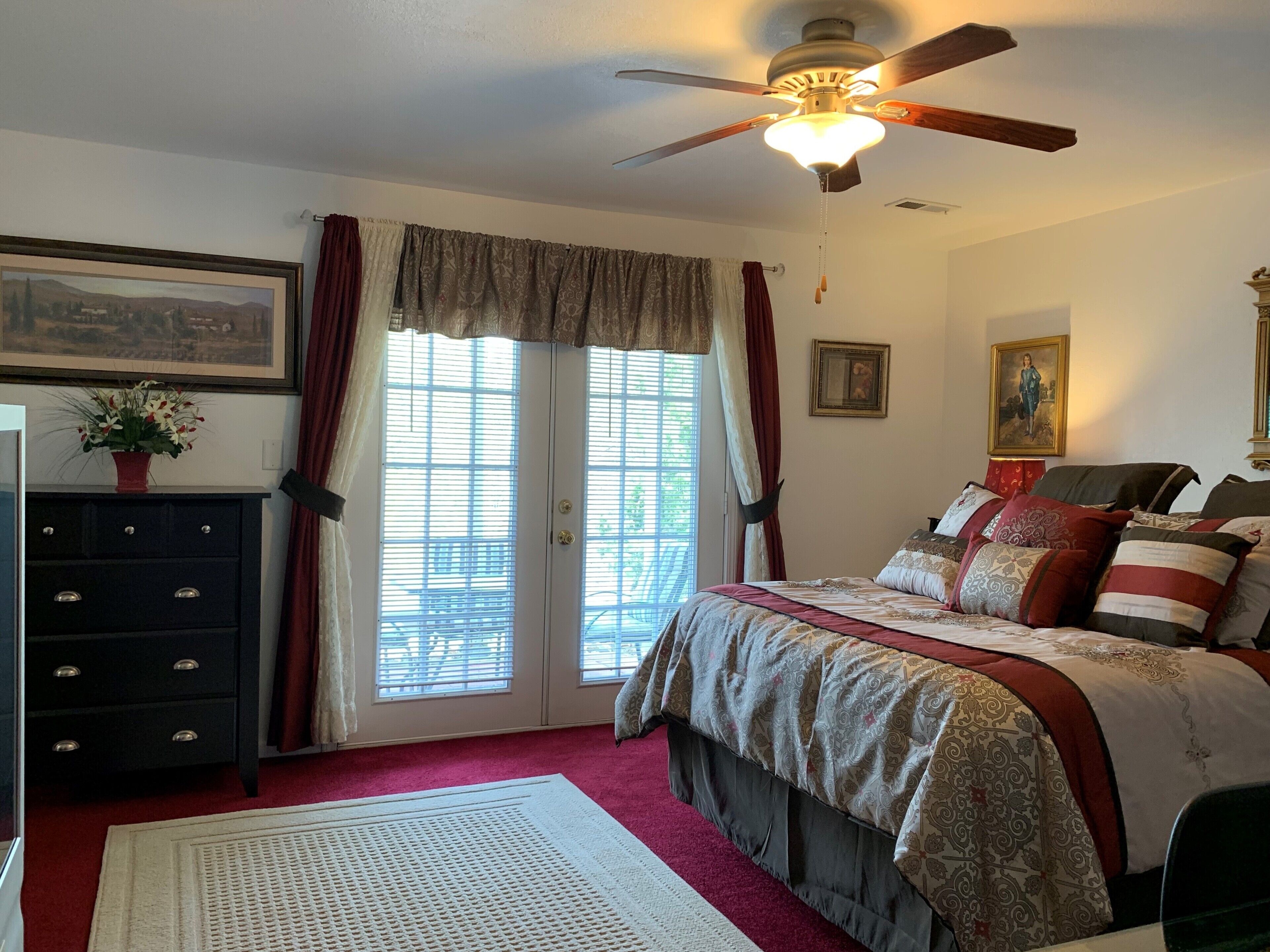 3 slaapkamers, een bureau, een strijkplank/strijkijzer, wifi