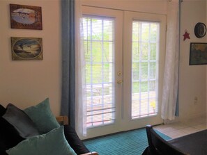 TV connectée, lecteur de DVD, livres, vidéothèque