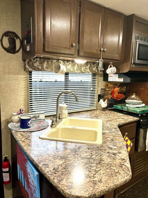 Réfrigérateur, micro-ondes, four, plaque de cuisson