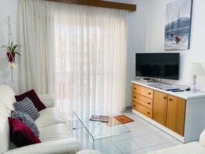 Smart TV, books - Ta' Rozi apartment close to the beach in Bugibba (San Pawl il-Bahar)