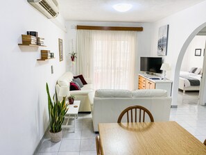 Smart TV, books - Ta' Rozi apartment close to the beach in Bugibba (San Pawl il-Bahar)