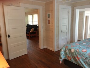 2 makuuhuonetta, silitysrauta/-lauta, ilmainen Wi-Fi, vuodevaatteet