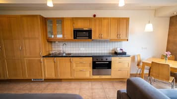 Køleskab, mikrobølgeovn, ovn, kogeplade