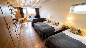 Skrivebord, internetforbindelse, sengetøj