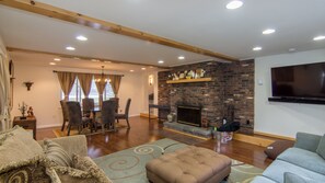 Smart TV, chimenea, videojuegos y libros 