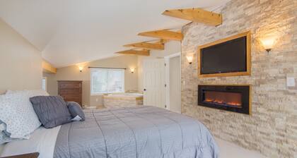 Gorgeous Ski Chalet - 7 miles from Belleayre with hot tub