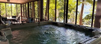 Wifi, Hot Tub, Pool Table, Sleeps 16! Private Retreat! Come Visit "Glendalough"!