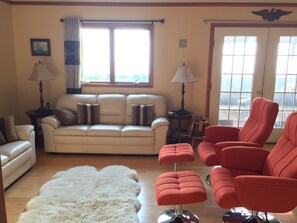 Smart TV, ping pong, stereo, computer monitors