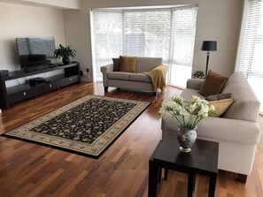 Smart TV, books - Strowan House 1 - Stylish Comfort (Strowan)