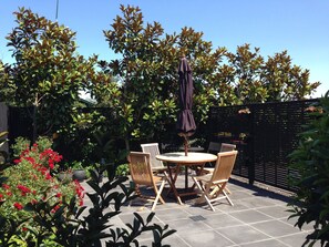 Outdoor dining - Strowan House 1 - Stylish Comfort (Strowan)