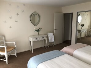 2 bedrooms, iron/ironing board, travel cot, free WiFi - Strowan House 1 - Stylish Comfort (Strowan)