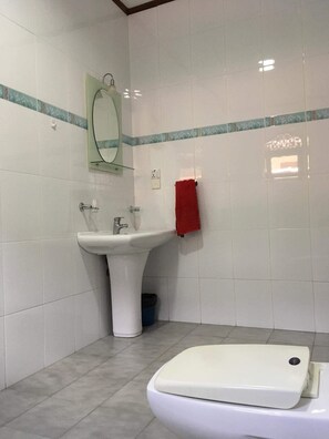 Shower, towels - Chamo Villa near the Moragalla beach Beruwala (Beruwala)