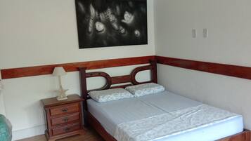 1 quarto, escrivaninha, ferros/tábuas de passar roupa, Wi-Fi de cortesia