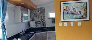 Fridge, microwave, oven, stovetop - Loft by the sea, Piratininga Beach, Niterói, RJ (Niterói)