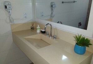 Dusche, kostenlose Toilettenartikel, Haartrockner, Handtücher