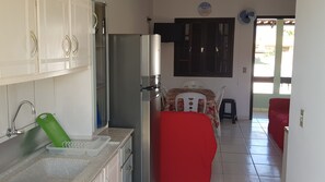 Fridge, oven, stovetop, electric kettle